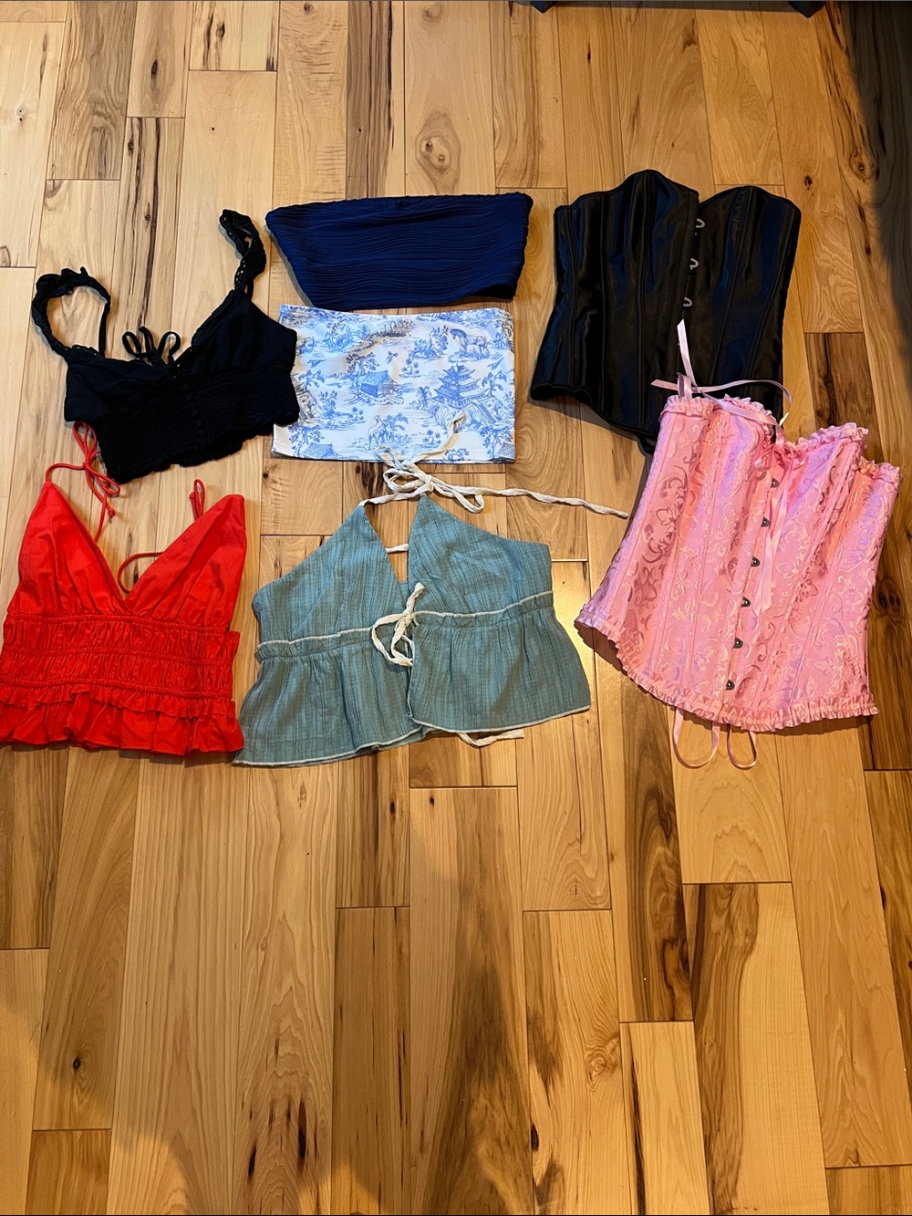 7 tops edikted -S, SHEIN- S, lioness-M, Sim&Sam -XS Feminine Structured Bustier - Picture 1 of 16